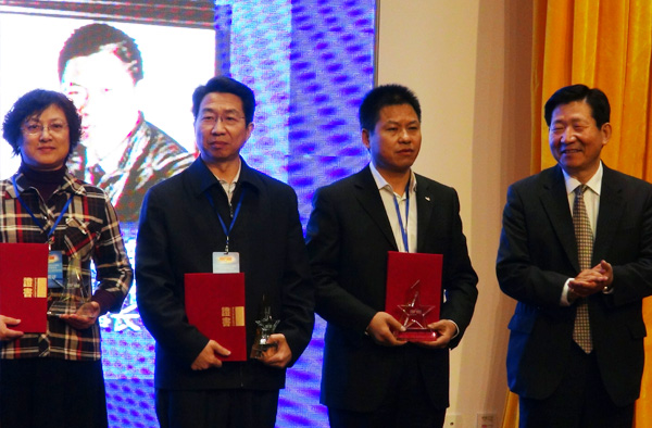 安邦集團董事長李貽連當選“2013中國企業自主創新十大人物”(圖4) 安邦集團董事長李貽連當選“2013中國企業自主創新十大人物”(圖4)