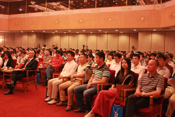 安邦集團董事長李貽連應(yīng)邀出席電供暖專業(yè)委員會成立大會(圖2) 安邦集團董事長李貽連應(yīng)邀出席電供暖專業(yè)委員會成立大會(圖2)